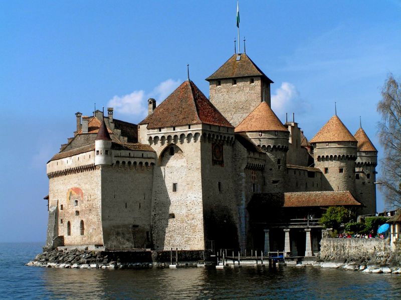 位於日內瓦湖畔的西庸古堡。（照片提供： GoldenPass、Wikimedia Commons、雄獅旅遊）