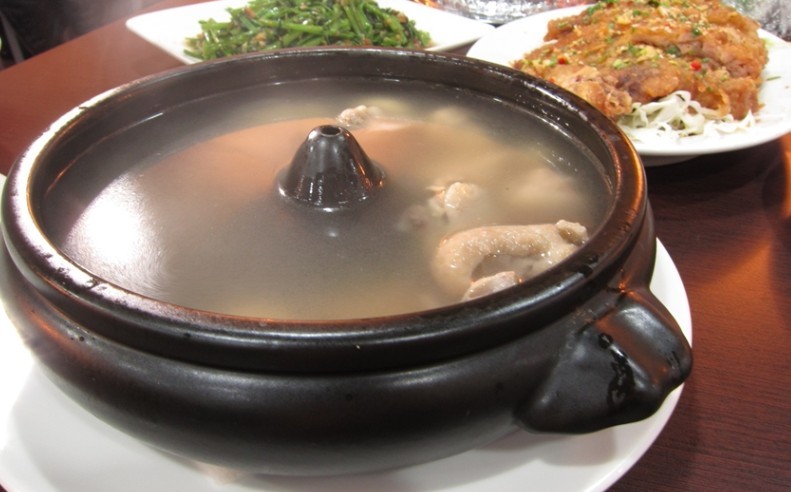 「雲南氣鍋雞湯」，鮮嫩雞腿肉搭配清甜的雞湯，堪稱是重口味態式美味的完美句點。(圖片/欣傳媒提供)