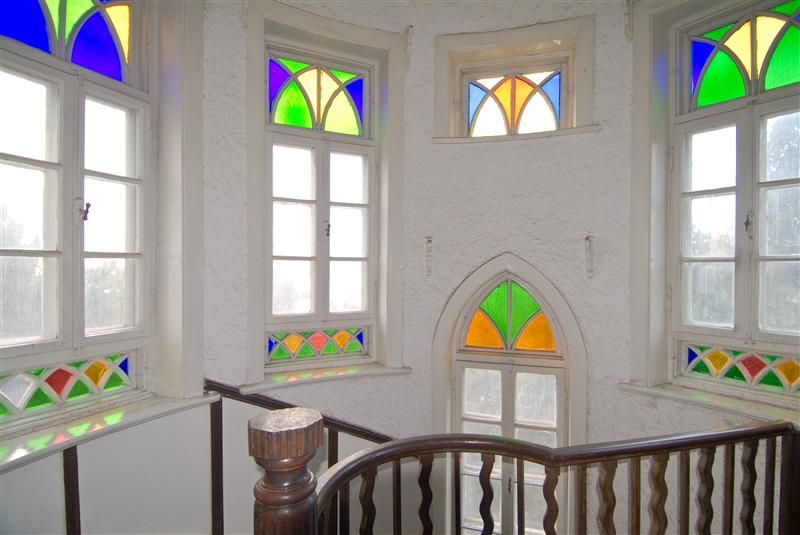 旋轉樓梯內以彩繪玻璃裝飾，旋梯而下，不同的光線塑造不同的空間感受。圖片來源：山東繁體旅遊網