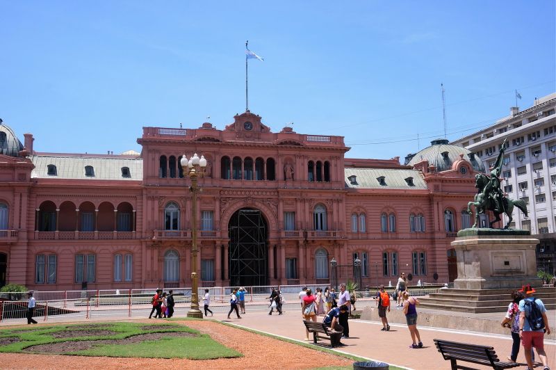 被暱稱為「粉紅宮」的阿根廷總統府。傳說建造時本想仿造美國的白宮，蓋到一半想改為紅宮，猶猶豫豫間就成了這個顏色。（照片提供：老黑）