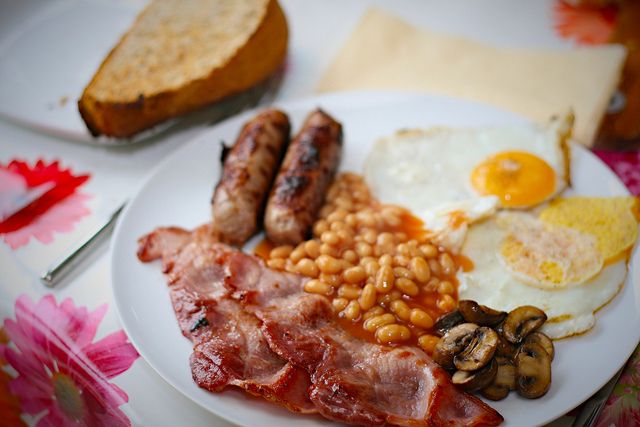 英式早餐非常豐盛（圖片來源：Flickr cc授權作者Phillip Ingham）