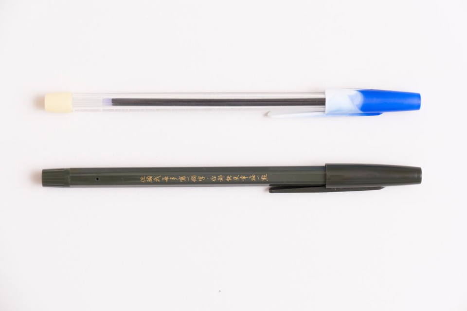 SKB原子筆 0.7筆芯，當葉曄決定要在網路公布習字影音時，買了一百多支筆試 寫，最後選擇的不是什麼名筆，而是這支大家從小看到大的SKB原子筆。(盧育君攝)