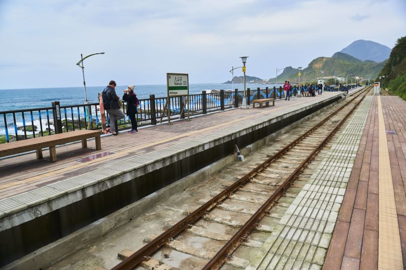 八斗子車站是全台第8個靠海的鐵道車站，旅客不僅可在月台欣賞遠方的群山，以及海天一色的美景（攝影／蘇品麟）