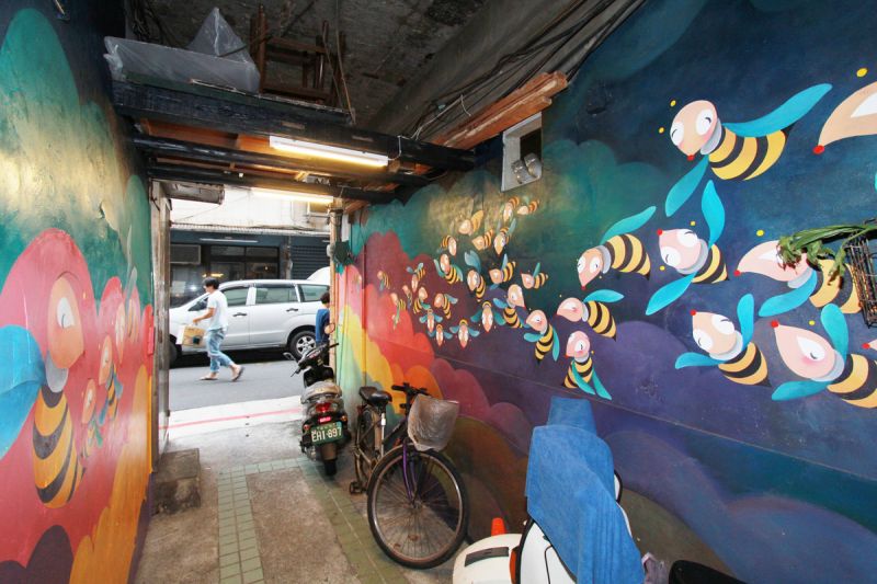 全然不同的現代感畫風彩繪，也是赤峰街與其他彩繪村不同的地方。(蘇國輝攝影)