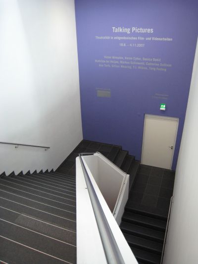 往地下室的樓梯，階梯與扶手簡捷地如同立體指標，把觀眾引領前往地下室的展覽空間。(攝影/林芳怡)