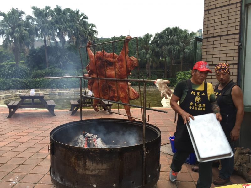 大型烤山豬，正在等著為星空BBQ端上精彩菜色。（攝影／何儀琳）