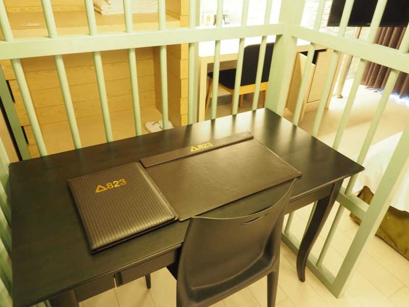軍械房中除一般書桌方便辦公外也設有「安官桌」 （欣台灣攝影）