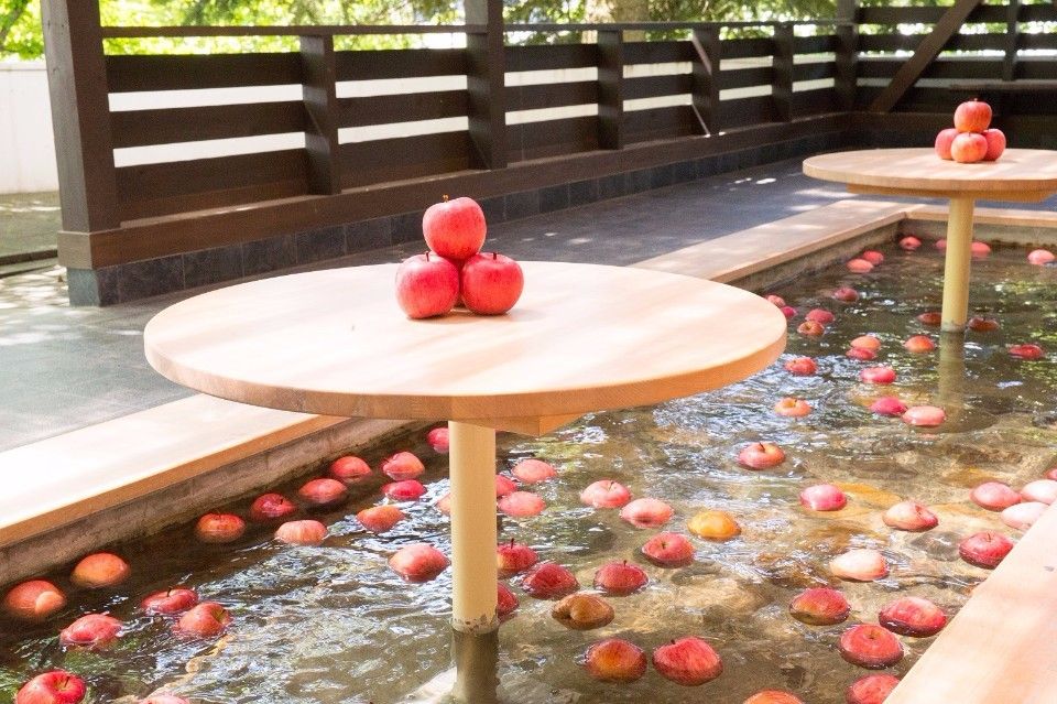 南田溫泉期間限定的半露天蘋果足浴，讓人一邊享受泉湯，一邊感受沁人蘋果香氣。/ 南田溫泉提供