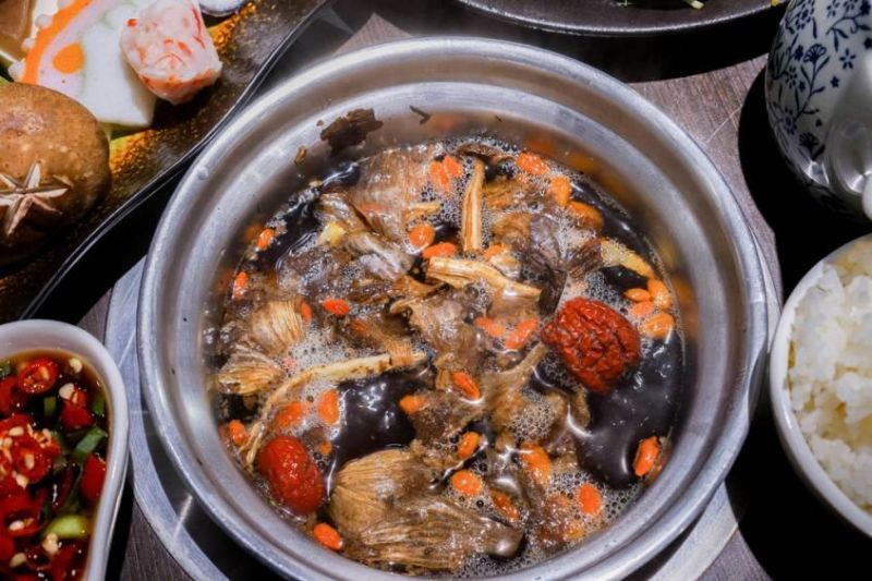 黑蒜鍋是火鍋哥的特色招牌。（圖片來自火鍋哥涮涮屋臉書）