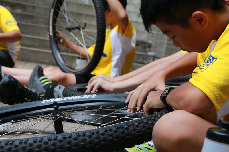單車DIY夏令營課程教導學員從最基本的單車零件學起，透過機械科學刺激思考，親自動手「補胎」，實用又有趣。(MERIDA提供)