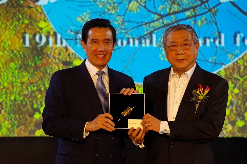 馬英九總統贈鋼筆予潘冀建築師；攝影：王進坤
