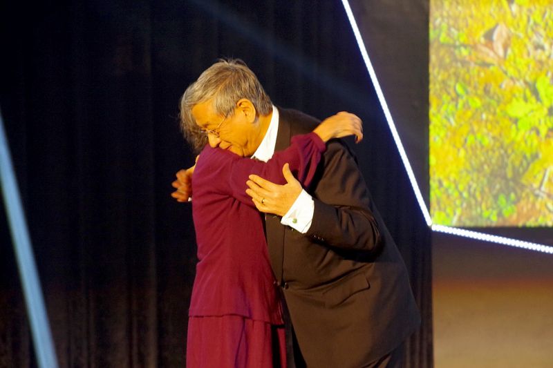 王秋華女士與潘冀建築師深深的擁抱；攝影：王進坤
