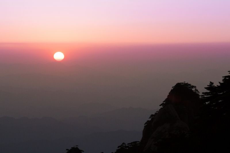 住黃山可以優閒地欣賞日落，紫紅色的黃山日落浪漫唯美。圖片來源:安徽繁體官網 http://bit.ly/1RrPEo8