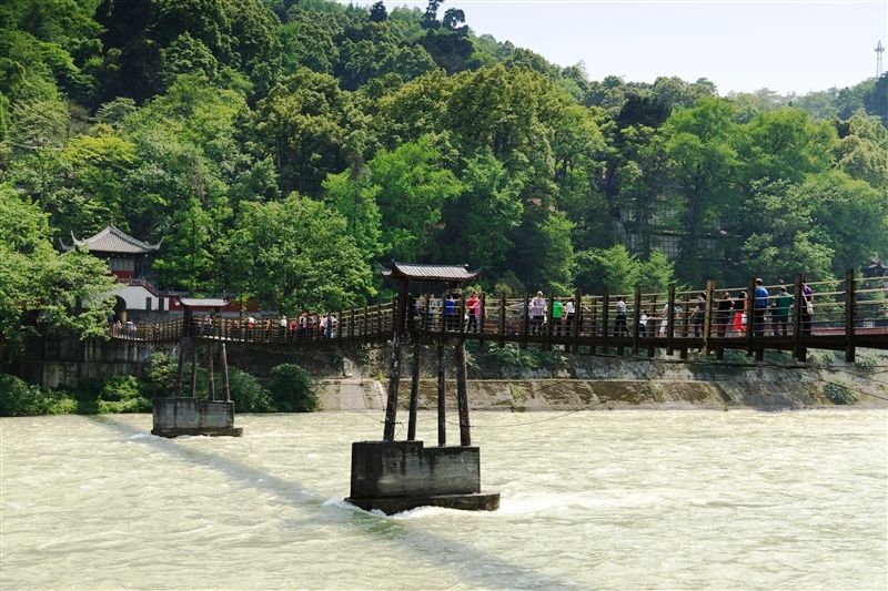 搖晃走過500公尺的安瀾索橋，考驗遊客的膽量。（Photo／品味成都官網）