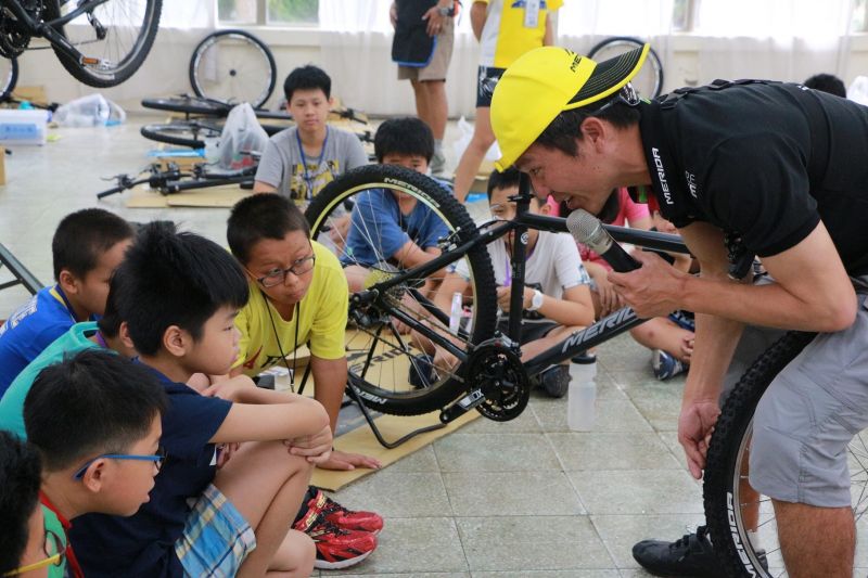 單車DIY夏令營課程讓孩子從認識單車、組裝、修補與換胎開始，親身學習，作中玩玩中學。(MERIDA提供)