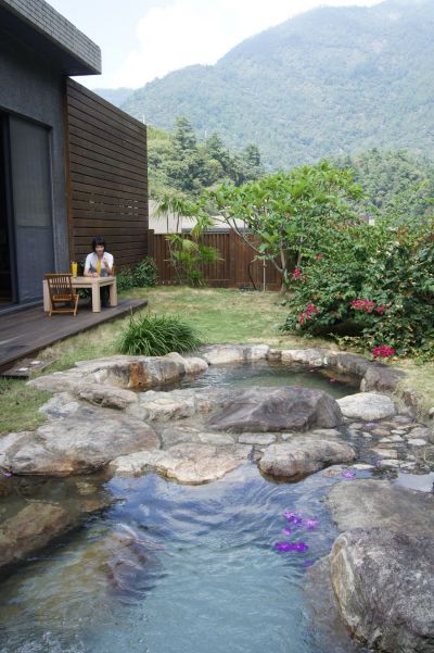 設有戶外庭園的villa溫泉，讓住客得以感受靜謐山城暖湯假期。（谷野會館提供）