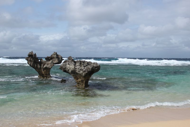 Ti-nu 海灘原本罕有人跡，但因偶像「嵐」拍攝的廣告而聲名大噪，成為情侶必訪景點。（圖片：雄獅旅遊）