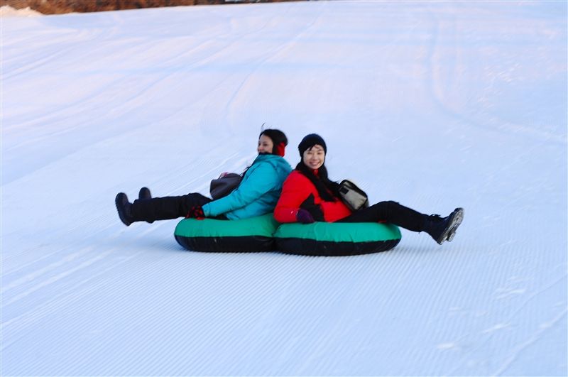 這裡的滑雪場幾乎都有雪圈、雪碟的遊樂設備，提供一個悠閒好玩的冰上活動。