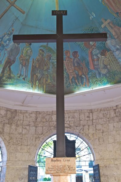 真正的麥哲倫十字架因遭到破壞，被包藏在新的外框之中，教堂上方的繪畫則重現了宿霧第一批天主教受洗的場景。（Photo│123RF）