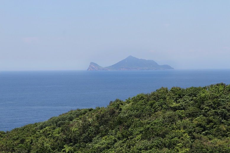 在三貂角燈塔也可看到龜山島。（盧育君攝影）