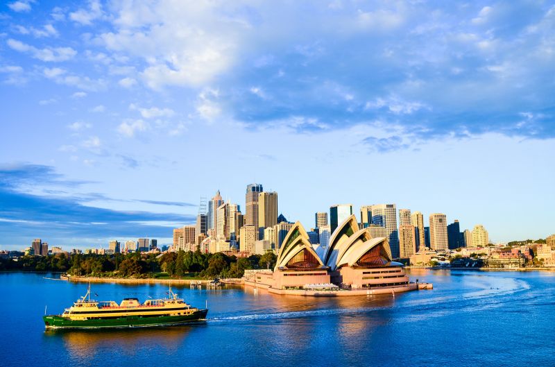 搭乘港灣遊艇，將雪梨最經典的城市樣貌一次收入眼簾。（照片提供：123RF）