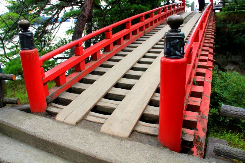 木橋上的棧板留有空格，行走時要特別專注。（圖片來源：蔡克辰攝）