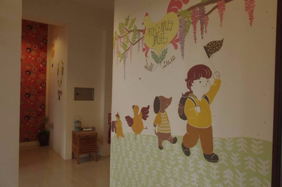 屋內的牆上隨處可見童趣的插畫。（圖片提供／初心旅行農莊）