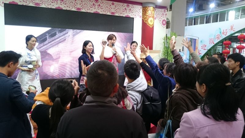現場活動主持人特別選用台灣正妹，帶動民眾互動相當踴躍。