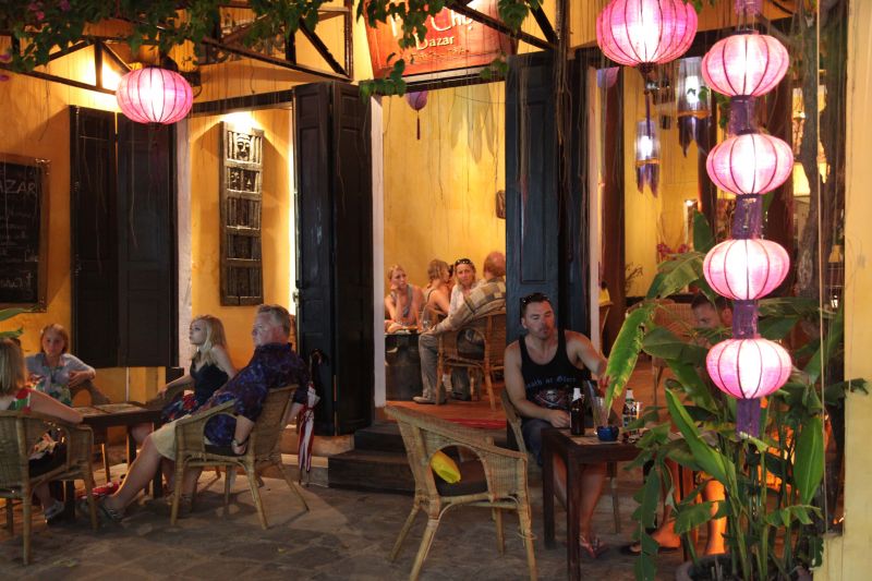 路邊的餐廳與咖啡廳， 流連著啜飲越南咖啡，坐望美景出神的旅人。（Photo│峴港觀光局）