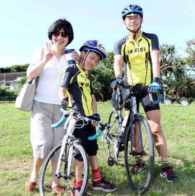 王明崙(右)帶著小學三年級的兒子王其飛一起騎車，老婆當加油團。(中華民國自行車騎士協會提供)