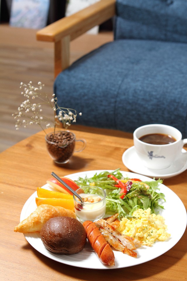 房客享用Hao Hao Kaffe的美式總匯早午餐。（圖片提供／欣傳媒）