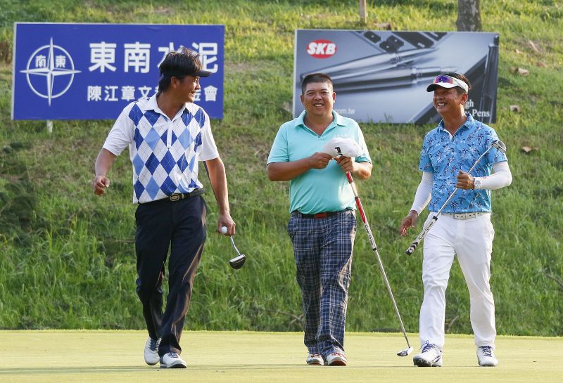 (左起)林文科、林文鴻、林文堂三兄弟難得同組競技。（TPGA 提供）