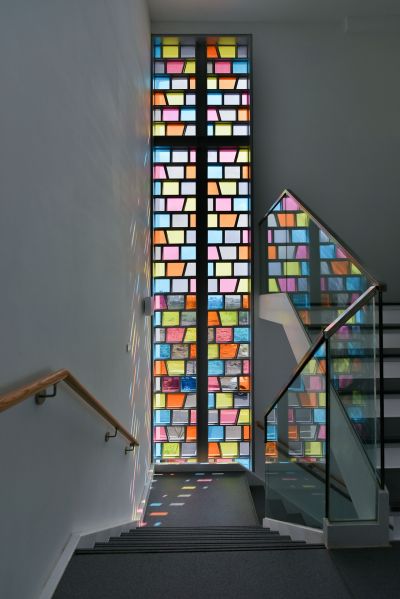 從上三樓主樓梯平台望向彩色玻璃窗；攝影：曾群儒