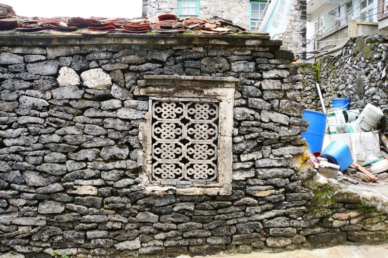 咾咕石是澎湖當地常見的傳統民居建材，本質是碳酸鈣十分堅硬，上頭細小的孔洞使其具有絕佳的隔熱與隔音效果，適合用來築牆或建屋。；圖文提供/馬可孛羅