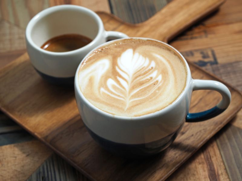 Espresso 1+1 最近常出現在咖啡館菜單，讓顧客得以品飲同一份 濃縮咖啡的不同風味。(劉宸嘉攝)