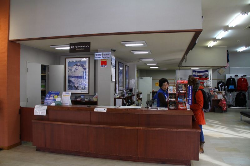 旅客中心裡面的櫃台，車票就在這裡買。(photo by 阿福)