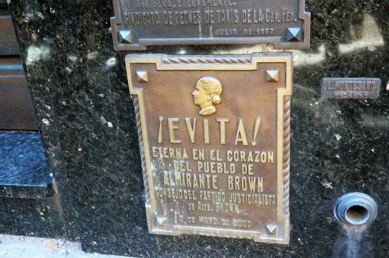 埋葬在雷科萊塔的眾多名人之一，是以〈阿根廷別為我哭泣〉聞名於世的阿根廷前第一夫人艾薇塔。（照片提供：老黑）