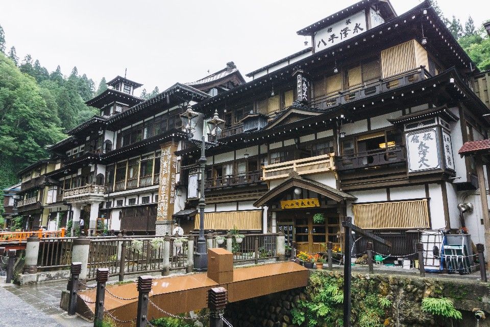 銀山溫泉只有12間溫泉旅館，旺季時極難預訂，如想體驗最好還是規畫淡季入住。