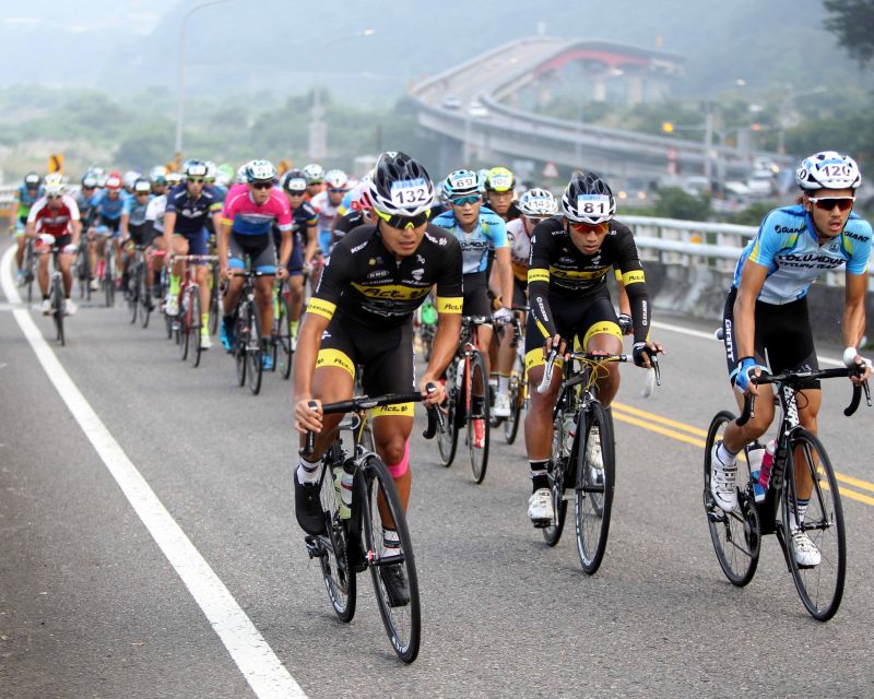 塔塔加自行車賽主集團通過豐丘橋。 (中華民國自行車騎士協會提供)