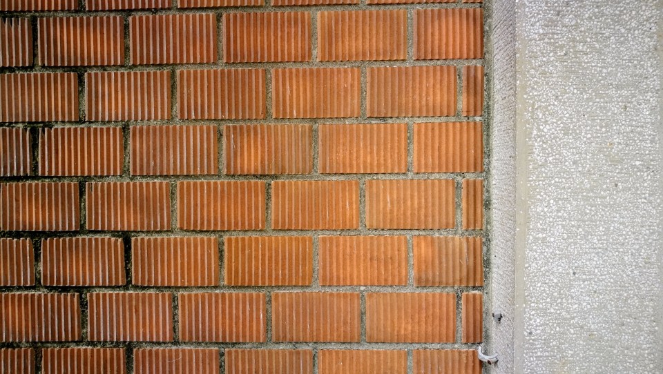 台大化工館面材十三溝面磚；攝影：王進坤
