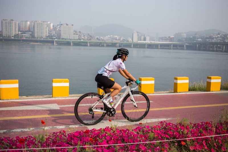 漢江河濱車道，雖然前幾天已經騎到膩，但是還是首爾相剛舒服的騎車好去處。(賴維屏提供)