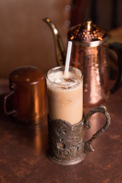 老樹冰咖啡／復古雕花的杯架，喝冰咖啡也有一份古典味。（蘇國輝攝）