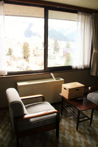 窗戶旁的沙發可以泡杯熱茶欣賞風景。(photo by 阿福)