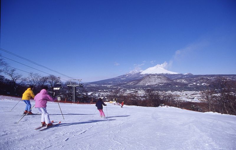 來到輕井澤，不但能夠滑雪滑得盡興，還能同時盡情血拼，是個一舉兩得的滑雪場。（雄獅旅遊提供）