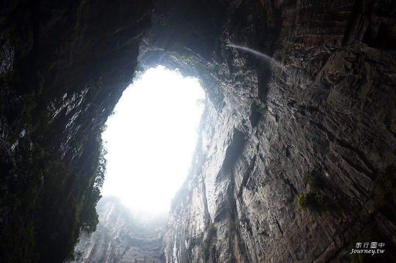 神鷹天坑內有許多自然形成的瀑布群，走在裡頭感受到的是一種沁涼感 (圖片來源：許傑)