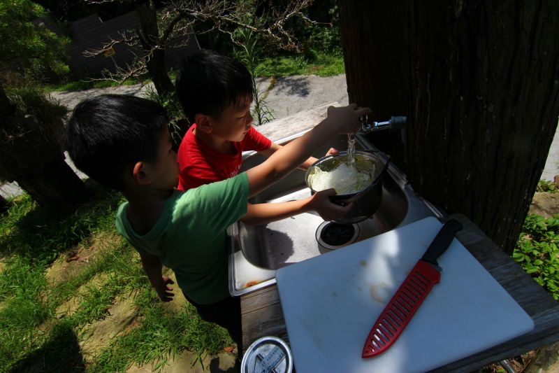 孩子們幫忙洗菜，分工合作力量大。(吳宜晏攝影)