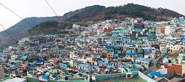 遠看甘川文化村，彷彿是從天上掉落到人間的小城一般（圖片來源：《釜山，美好旅行提案200》悅知出版社）
