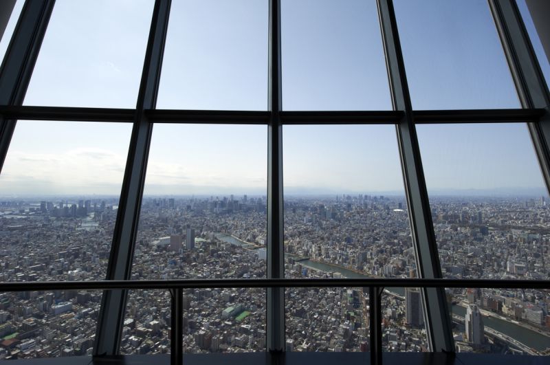 天空迴廊東側對外拍攝。若以東京晴空塔為中心，可遠眺半徑約90km範圍的風景；圖片提供：日建設計／Photography：Ryota ATARASHI