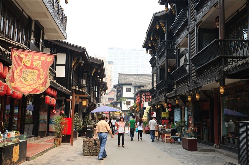 文殊坊內的民俗老街，成都的傳統民俗及工藝再現，讓遊客親身體驗當時川西生活的悠然氛圍。（Photo／成都官網）