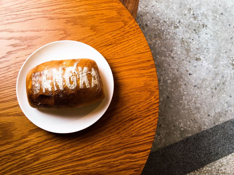 撒上BANGKA(艋舺）字樣的特色麵包。圖攝／酸鼻子